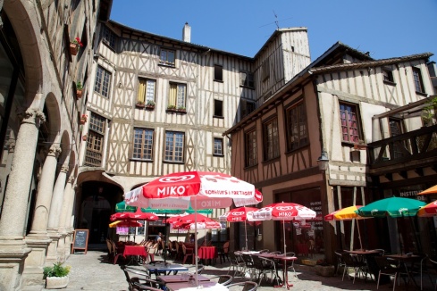 The Temple Court Mansions are among the largest renaissance houses built by the rich burghers of Limoges.  Typical of Limoges town houses the ground floor and stairs are granite while the upper stories are half timbered.