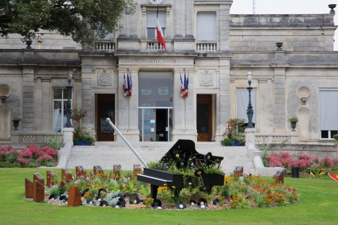 The Hôtel de Ville in Cognac is set in a large park.  Immediately in front of the main entrance is this interesting sundial!